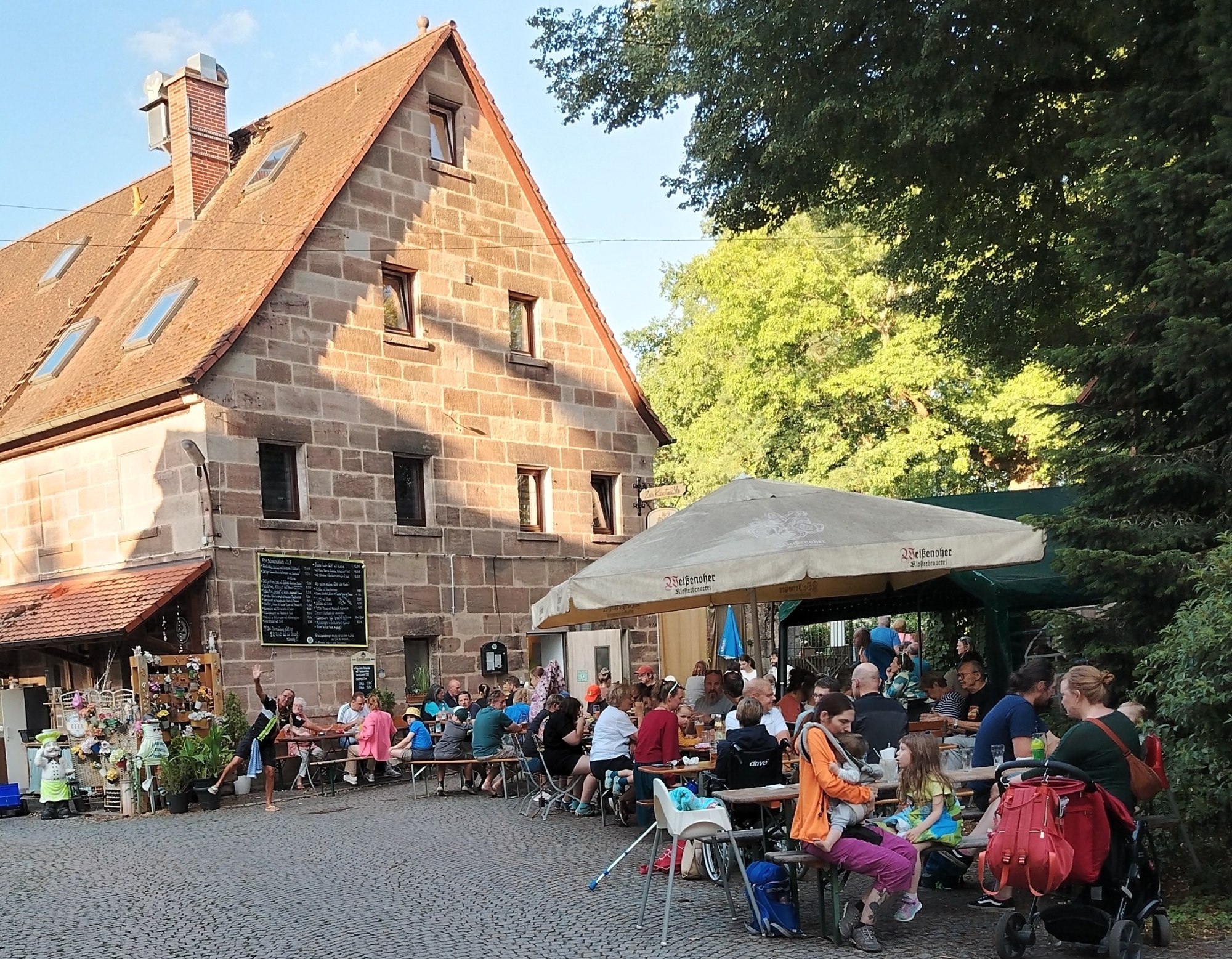 Die Kunstmühle in Zirndorf-Leichendorf mit gut besuchtem Biergarten