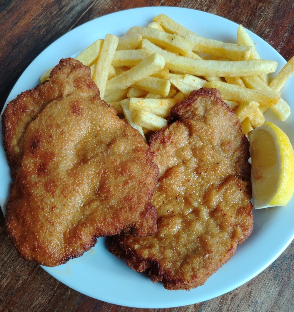 Schnitzel Wiener Art mit Pommes/Kartoffelsalat