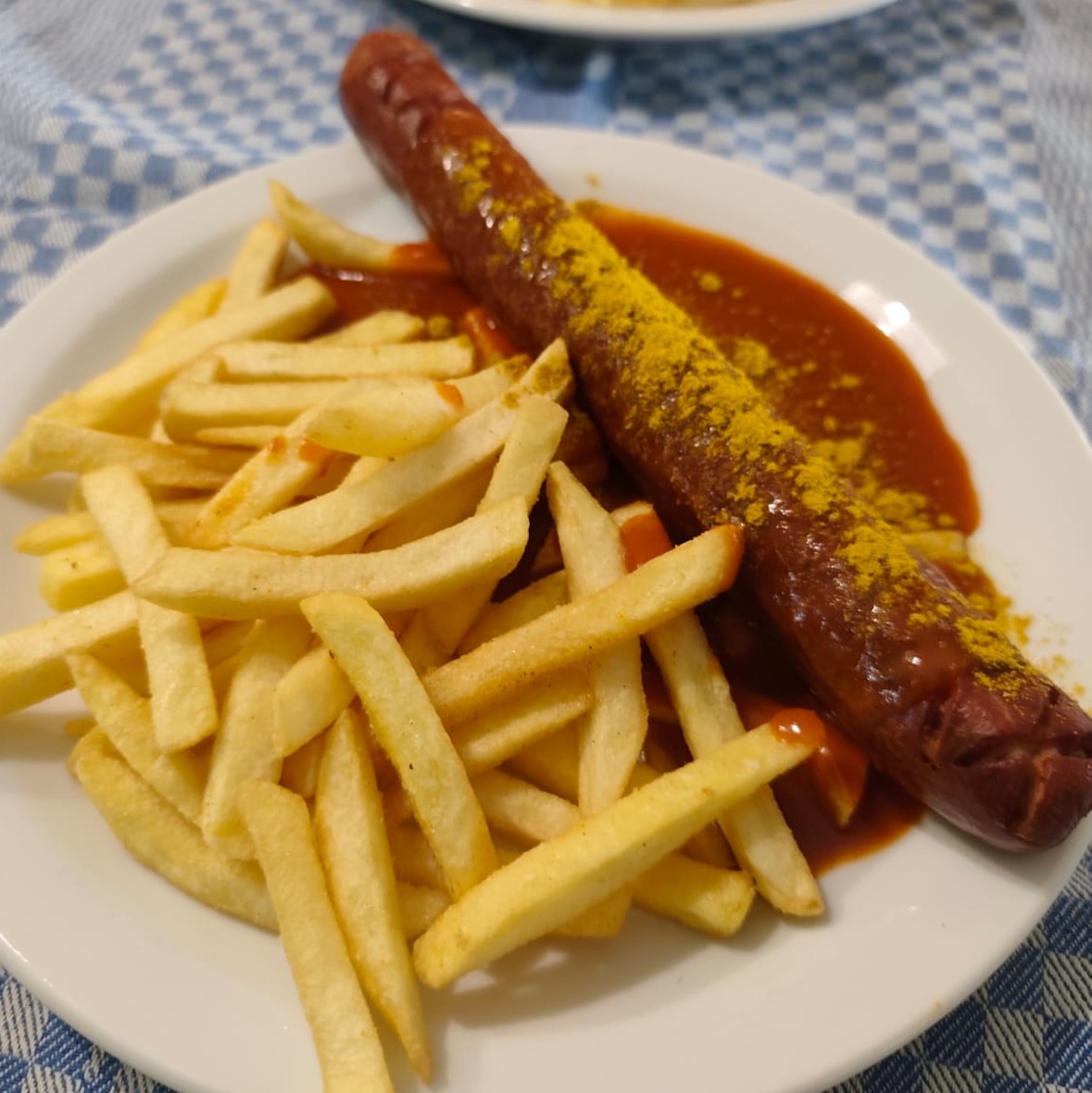 Currywurst mit Pommes