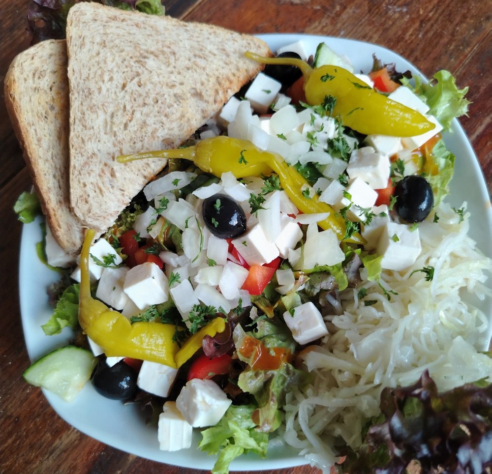 Bunter Salat mit Hirtenkäse