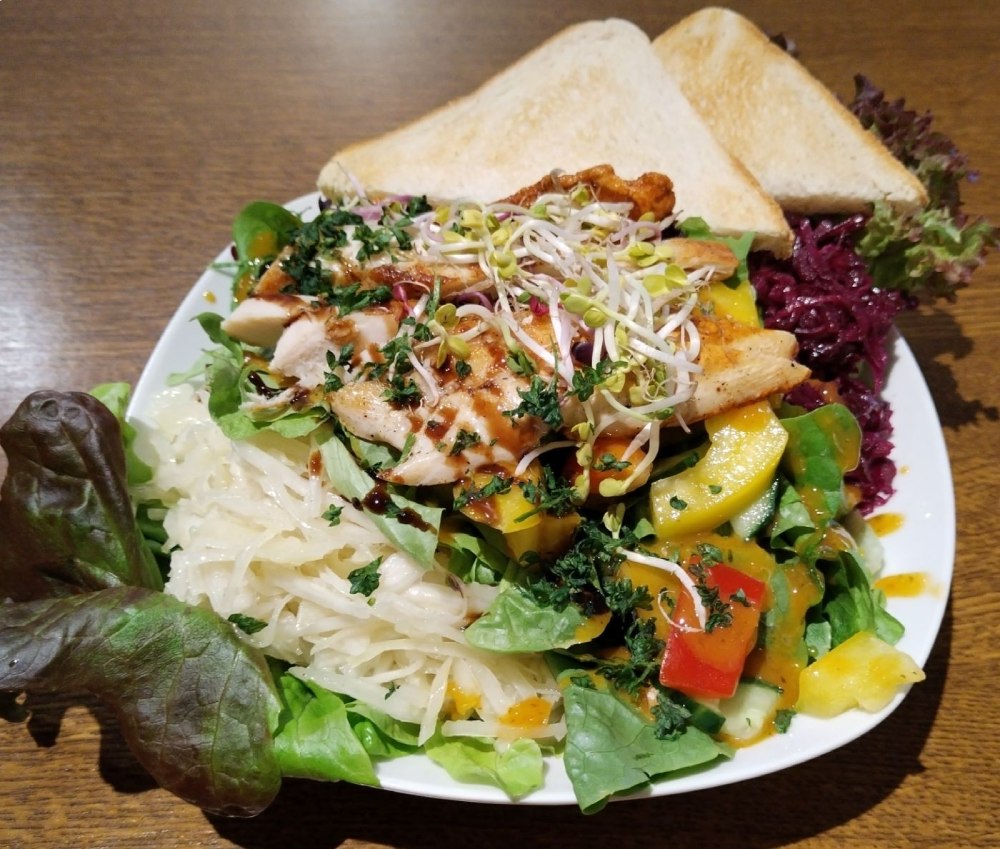 Bunter Salat mit Hähnchen in Streifen
