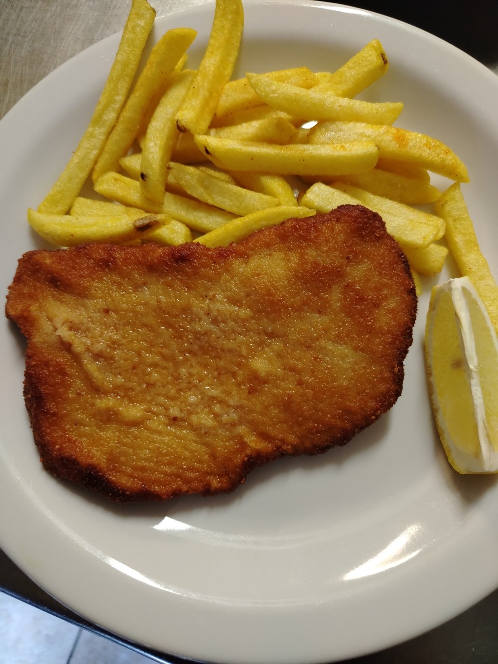 Kleines Schnitzel mit Pommes
