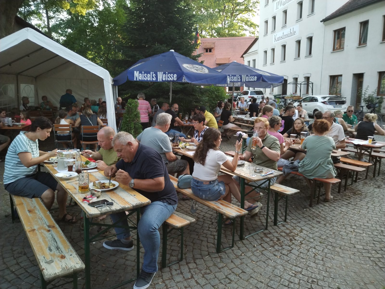 Biergarten am Sommerabend