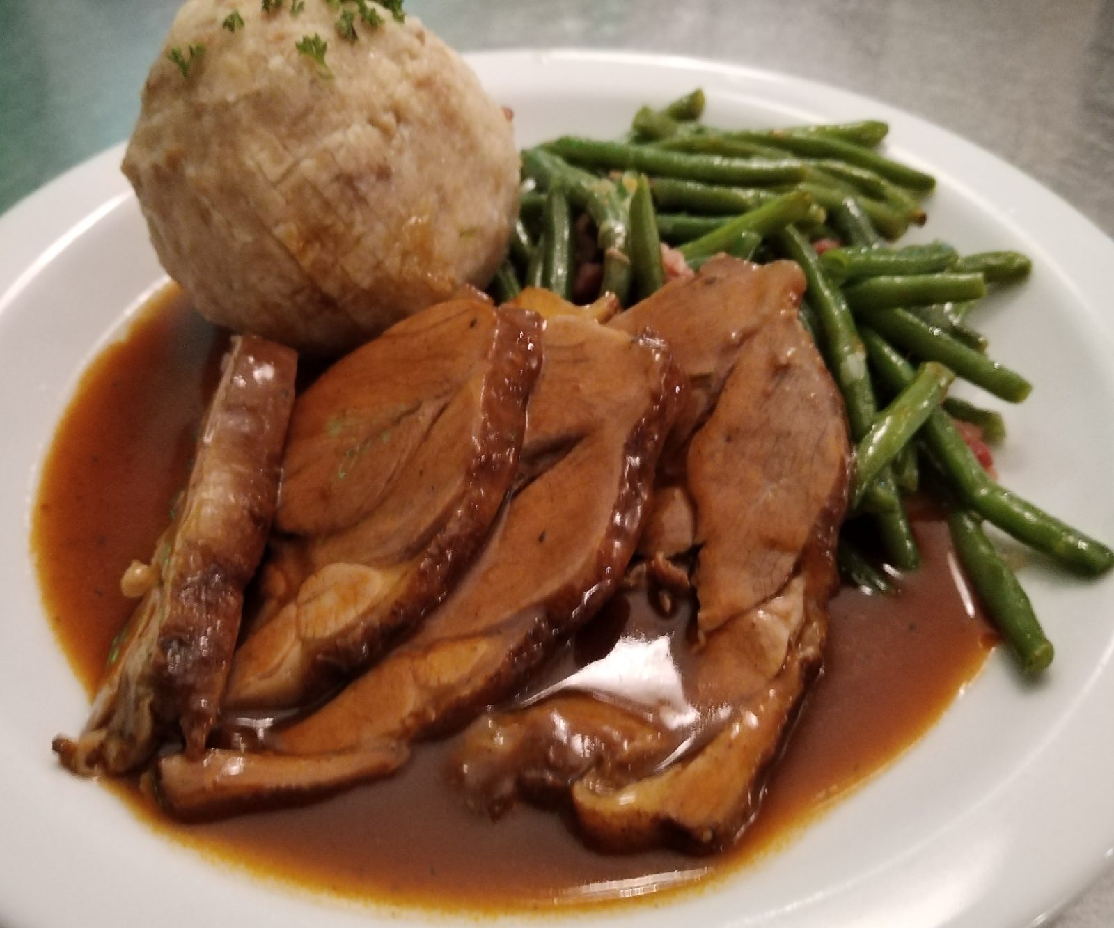 Deftiger Schweinebraten in Biersoße